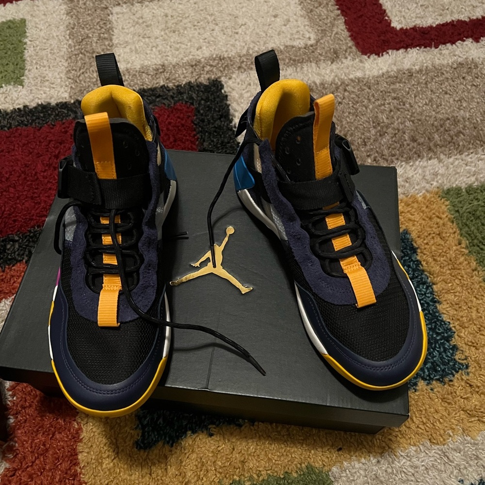 Used Jordan Defy SP black and hyper violet tennis shoe.